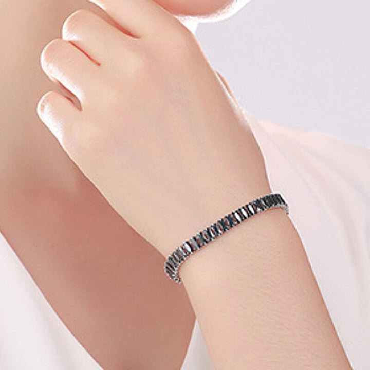 Detaljfoto av låset på ett elegant damarmband med kubiska zirkoner. Säker och snygg design.