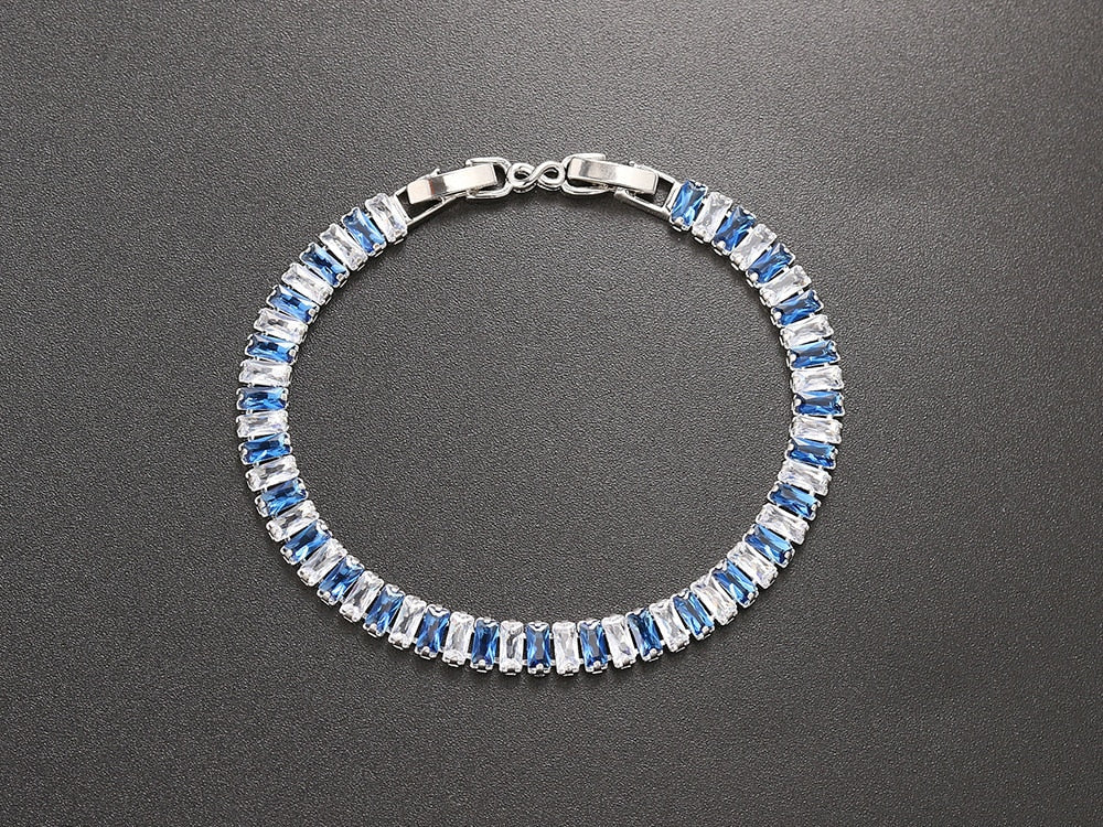 Glittrande damarmband med kubisk zirkonia, reflekterar ljuset vackert. Festlig accessoar.