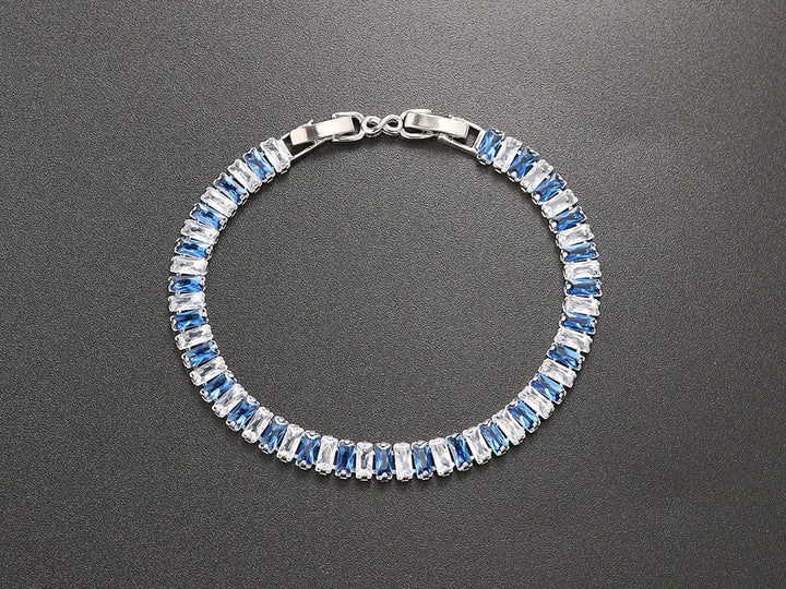 Glittrande damarmband med kubisk zirkonia, reflekterar ljuset vackert. Festlig accessoar.