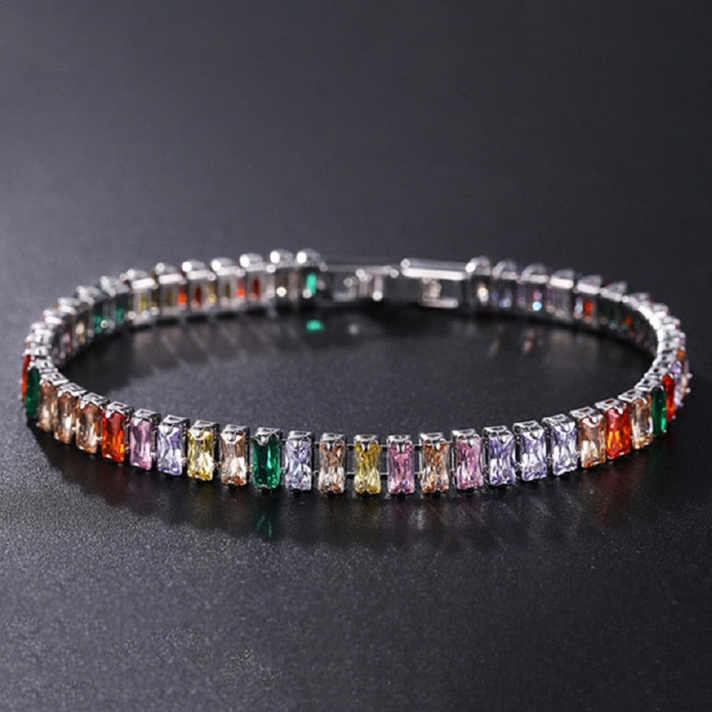 Elegant armband med kubisk zirkonia, designat för kvinnor. En tidlös gåva.