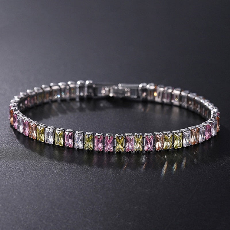 Exklusivt zirkonarmband som ger vardagslyx. Damernas favoritsmycke med gnister.