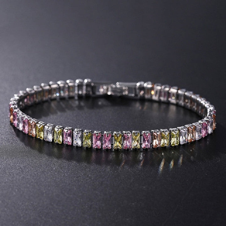 Exklusivt zirkonarmband som ger vardagslyx. Damernas favoritsmycke med gnister.