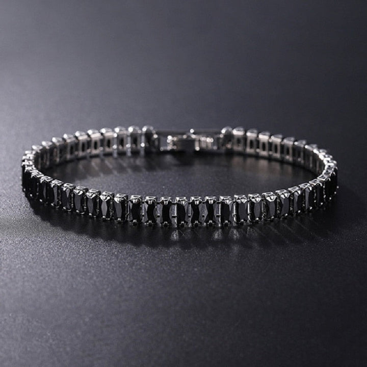Närbild på ett tidlöst damarmband med detaljerade kubiska zirkoner. Högkvalitativt.