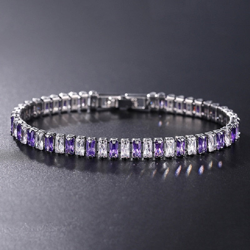 Kvinnligt smycke: Armband med rad av kubiska zirkoner. Perfekt som kvällssmycke.