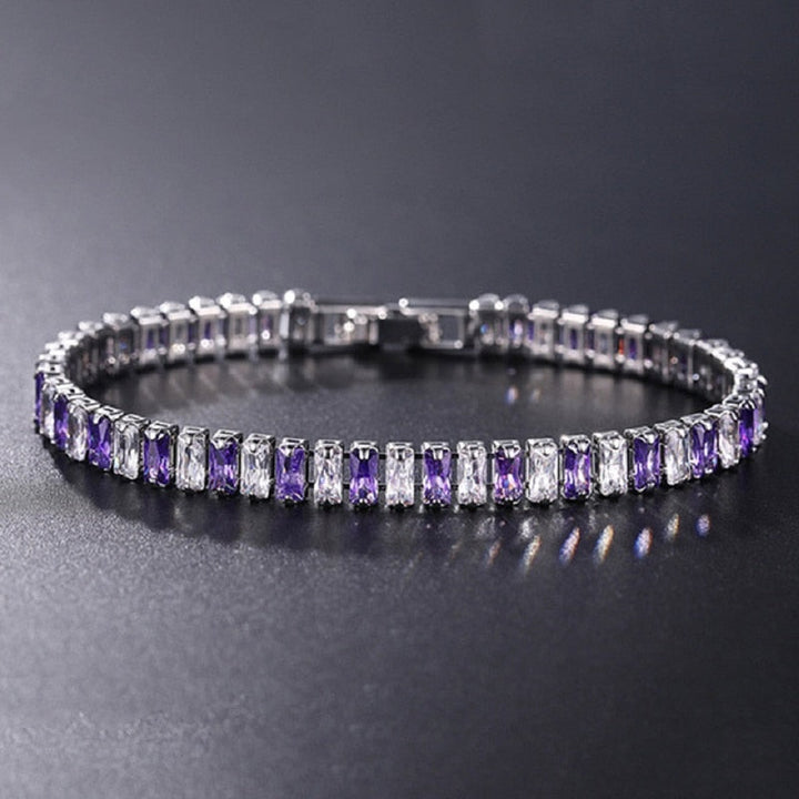 Kvinnligt smycke: Armband med rad av kubiska zirkoner. Perfekt som kvällssmycke.