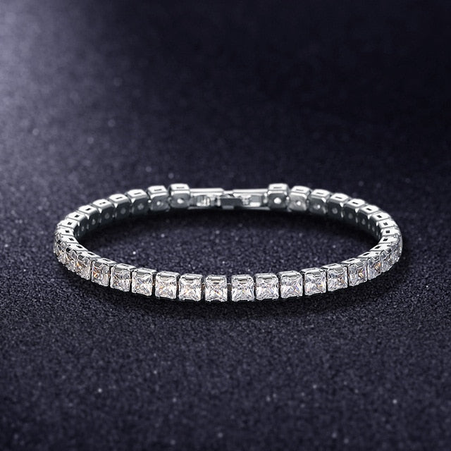 Strålande damarmband med kubisk zirkonia. En glamorös accessoar för varje kvinna.