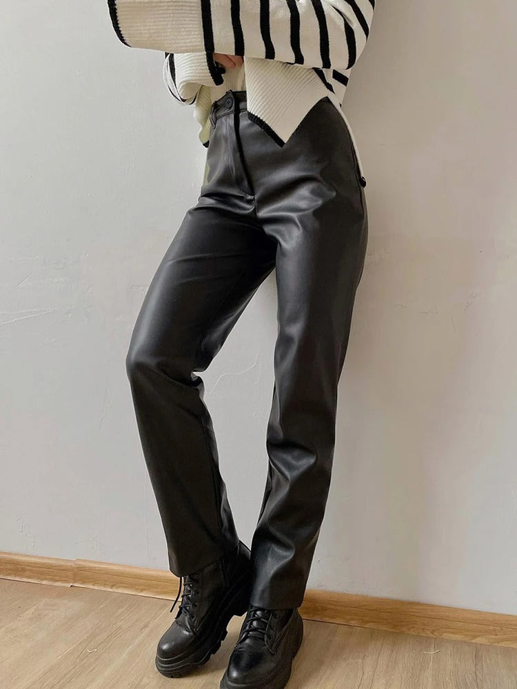 Stilrena svarta slim fit byxor i PU-läder, mångsidiga för casual och mode
