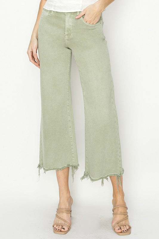 Salvigröna dambyxor med hög midja och vida ben, perfekta för en avslappnad look.
