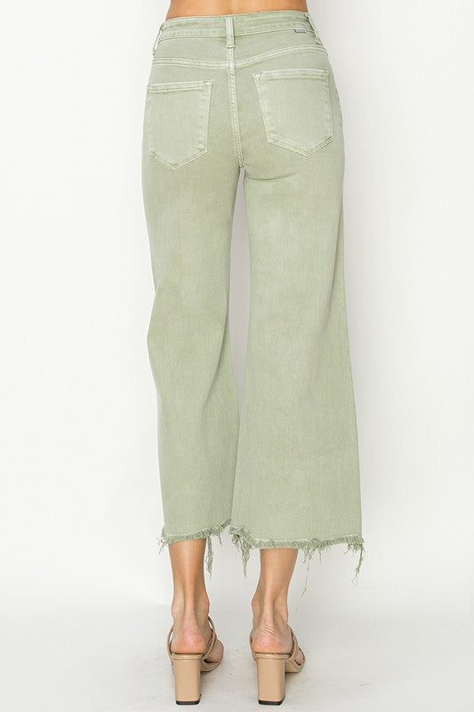 Hängande salviagröna dambyxor med hög midja och vida ben, redo för styling.