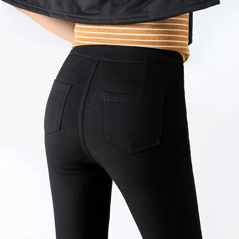Professionell studiobild av dambyxor, slim fit och stretchiga, idealiska för kvinnors mode.