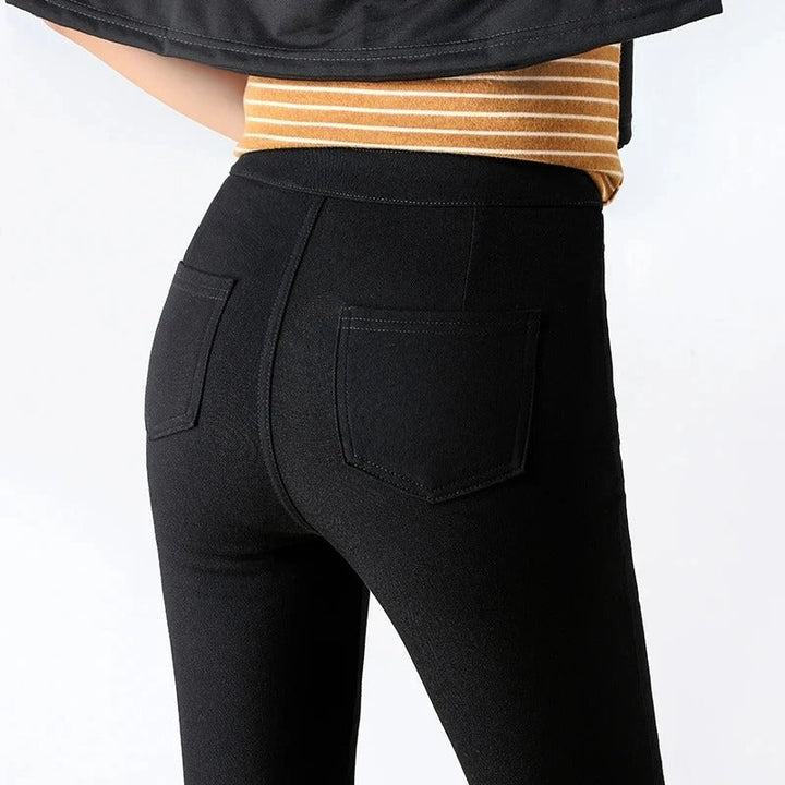 Professionell studiobild av dambyxor, slim fit och stretchiga, idealiska för kvinnors mode.