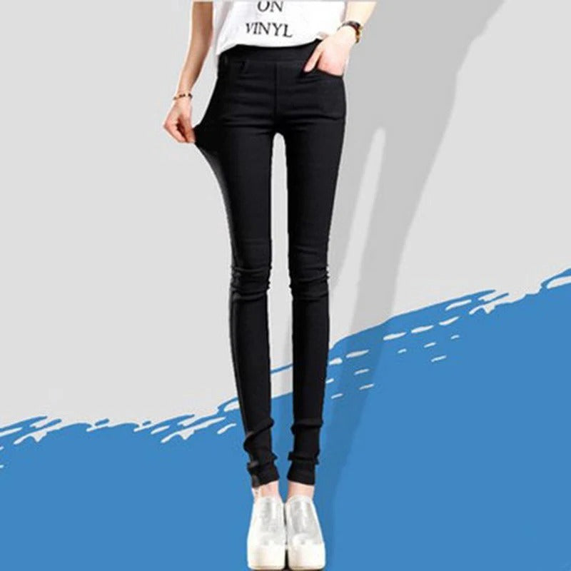 Svarta dambyxor med stretchig slim fit, perfekta för kvinnor som söker stil och komfort.
