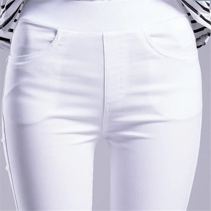 Detaljbild på tyg av stretchiga dambyxor, mjukt och följsamt material, slim fit modell.