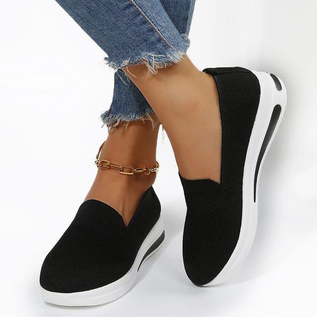 Andningsbara damsneakers i modern stil, idealiska fritidsskor för bekväm vardag.