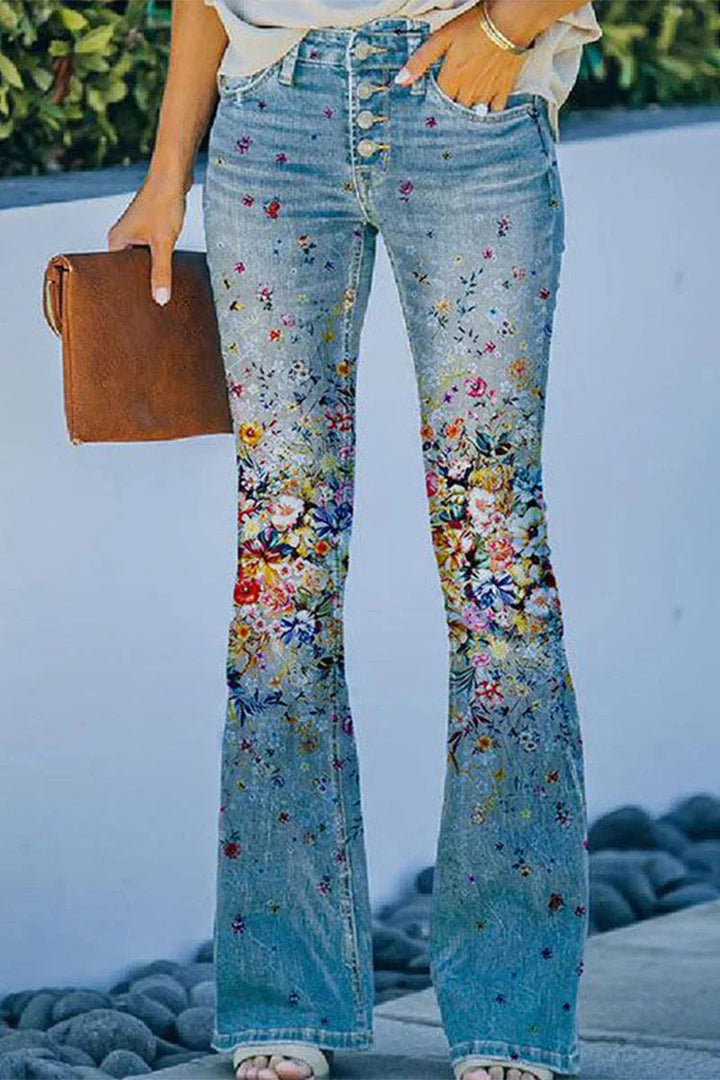 Avslappnad look med dessa dam jeans, framhävda av blommig ficka