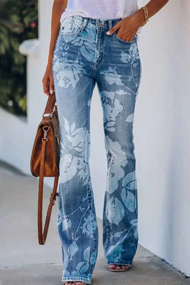 Sommarmode för dam: ljusa jeans med charmig blommig ficka