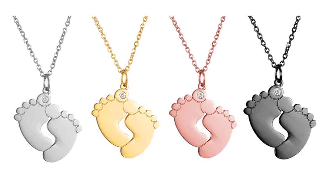 Gravyrhalsband med barnfötter & födelsesten i flera metaller. Personlig design för varje mamma.