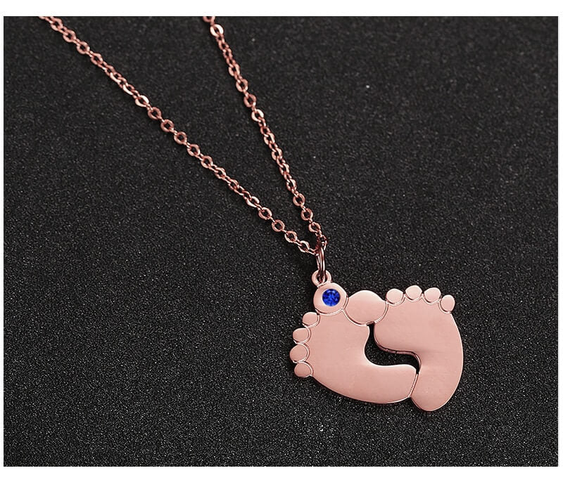 Silverhalsband med barnfötter & födelsesten i elegant presentask. En tankeväckande gåva till nyblivna mammor.