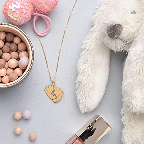 Detaljerat personligt halsband i silver, guld, roséguld med barnfötter, födelsesten & gravyr.