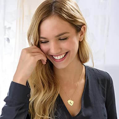 Halsband för dam med barnfötter, valfri födelsesten & gravyr. Skapa ditt unika minnessmycke idag.