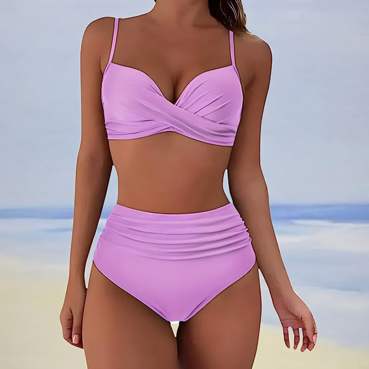 Trendigt kvinnors badkläder i ett komplett bikini set med smickrande hög midja.