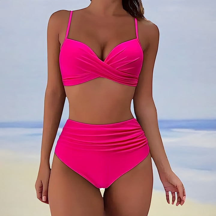 Detaljbild av överdel från dam bikini set, stilfull för poolkläder och soliga dagar.