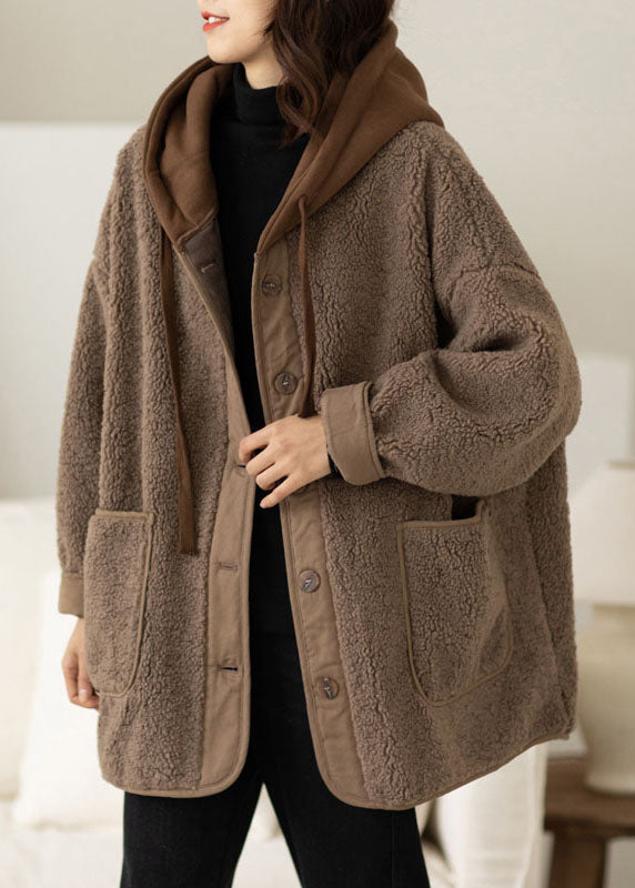 Brun damkappa i boho-stil med knappar och huva, en trendig vinterkappa för dammode.