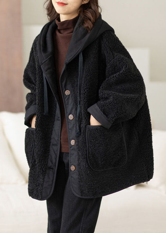 Boho huvkappa med knappdetaljer i svart & vitt patchwork, ett casual ytterplagg för damer.