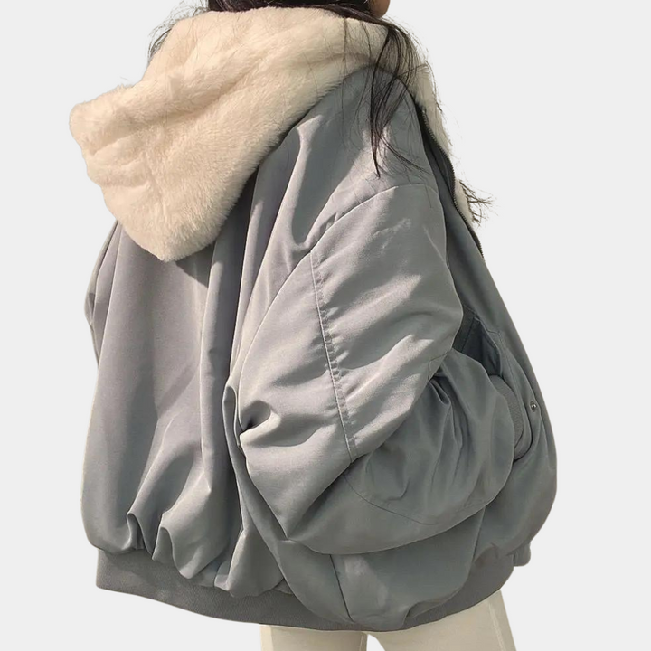 Trendig och stilren lång damvinterjacka i oversized modell, perfekt som varmt ytterplagg.
