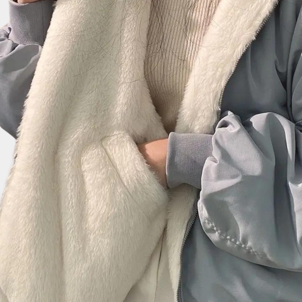 Oversized lång damjacka för höst och vinter. Bekvämt och varmt ytterplagg i stilren design.