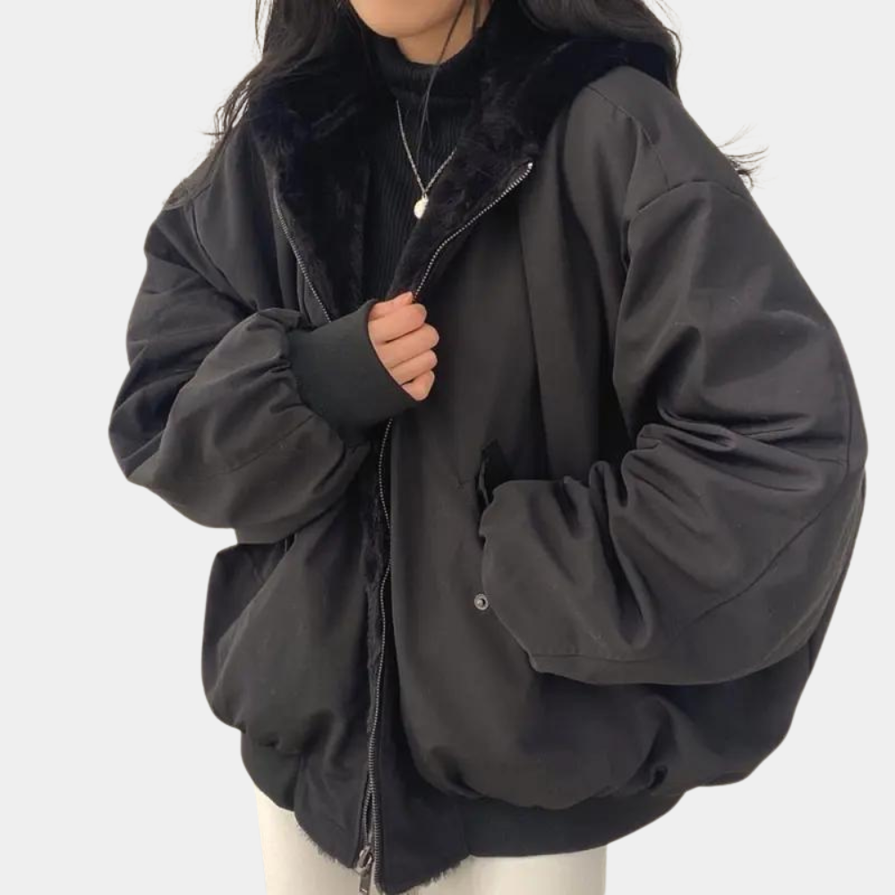 Stilren lång damvinterjacka med trendig oversized passform. Varm och bekväm för vintern.