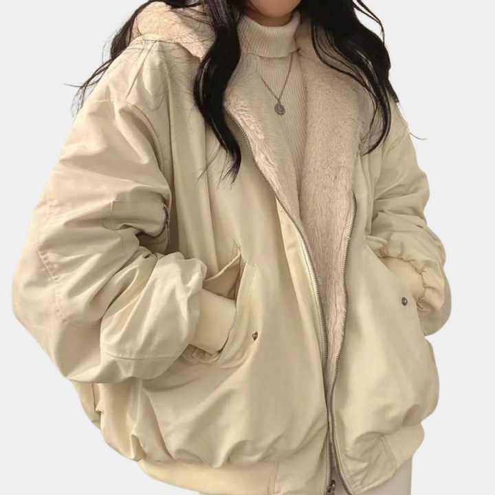 Lång varm damjacka i oversized modell. Idealiskt ytterplagg som håller dig trendig och varm.