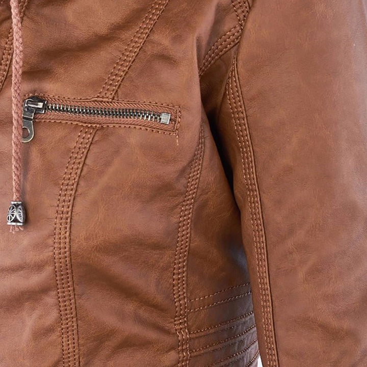 Kvinnors mode: lätt jacka i läderstil med avtagbar huva. Bekväma ytterkläder för casual look.