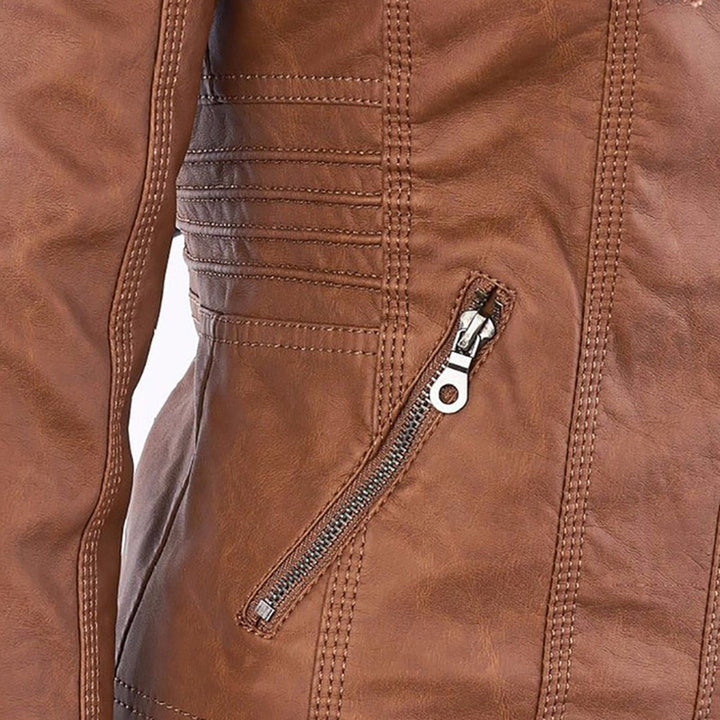 Detaljbild på damjacka i läderstil, visar avtagbar huva och dragkedja. Snygg höstjacka.