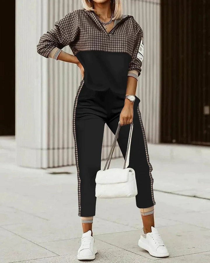 Modell i sportigt monogram joggingset, visar bekväm passform & croppad topp för träning & vardag.