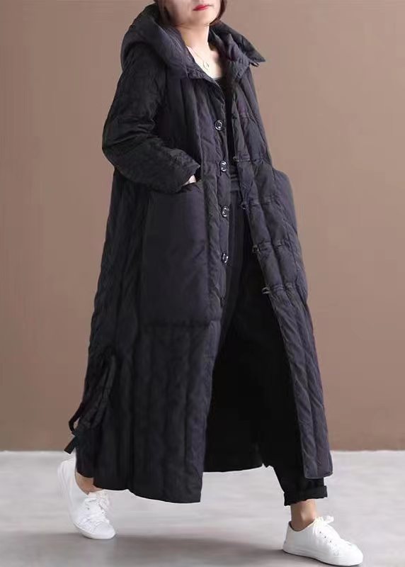 Stilren beige plus size damvinterkappa med huva, perfekt för att hålla värmen i vintermode.