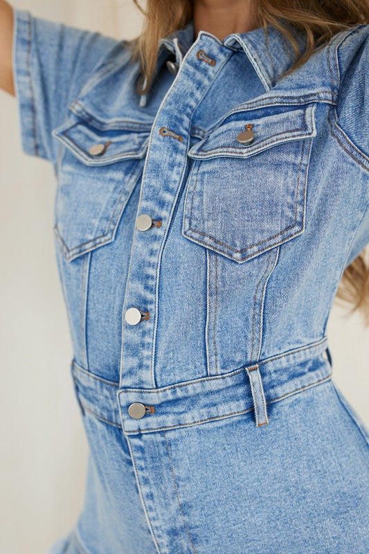Bekväm damromper med korta ben i denimstil, idealisk för sommar och lediga dagar med stil och komfort.