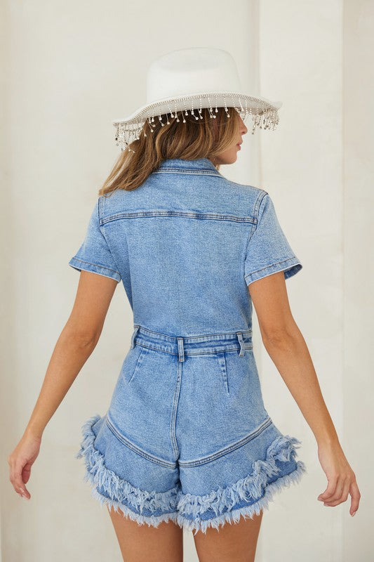 Trendig denimstil byxdress för dam, med knappar och fransade detaljer, perfekt för sommarens vardagsmode.
