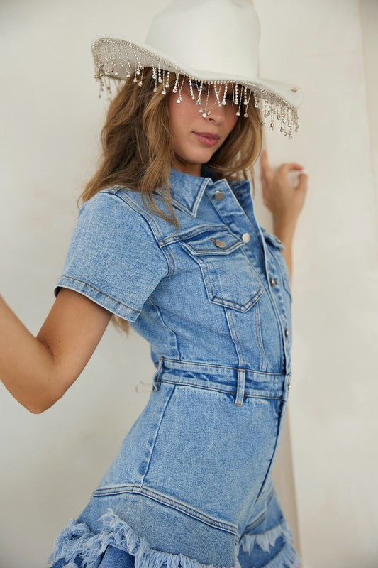 Damers byxdress i denimstil med korta ben, prydd med knappar och modern fransad kant för komfort.