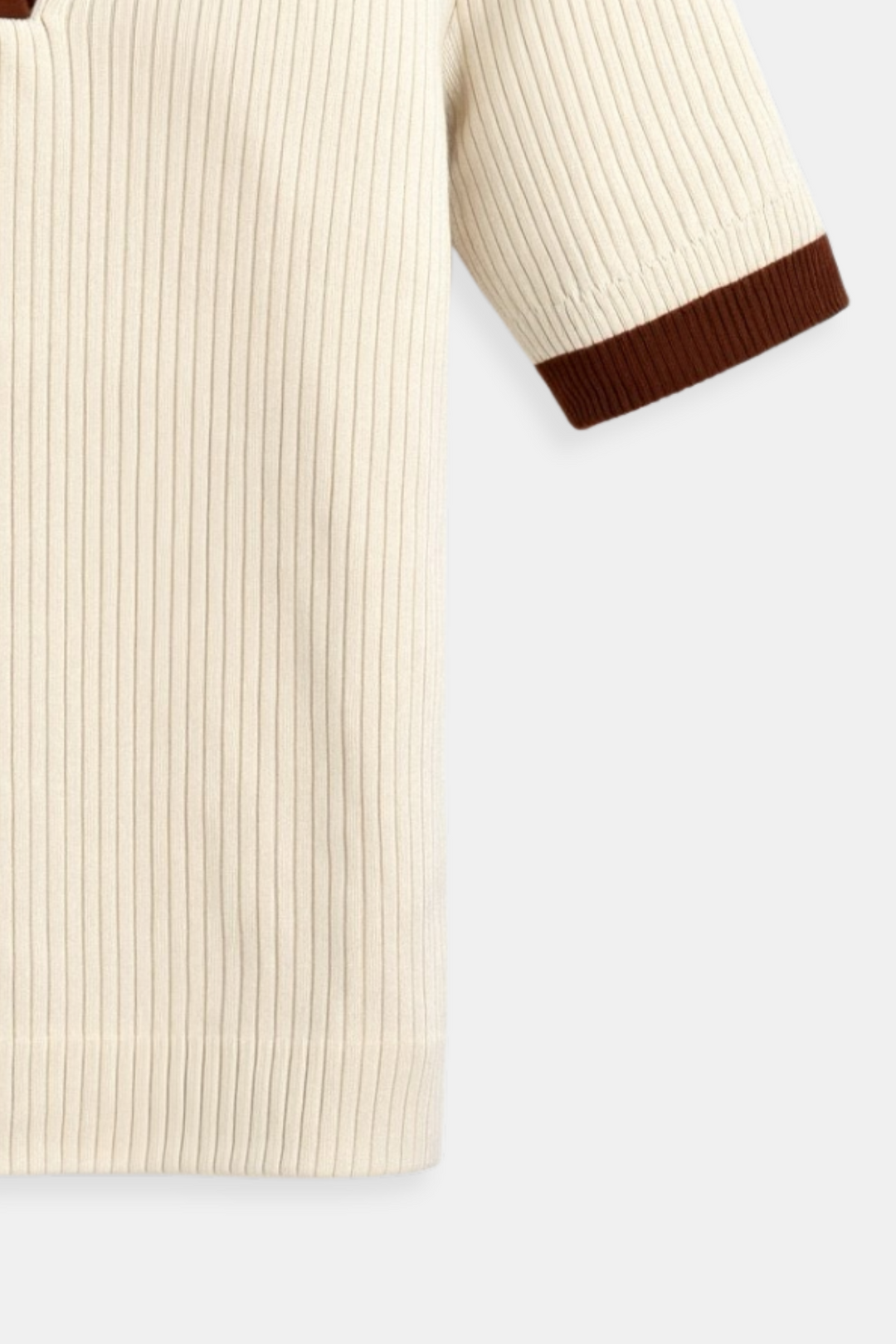 Modern dam pikétröja med notched krage. En avslappnad men elegant stil för höst och vår.