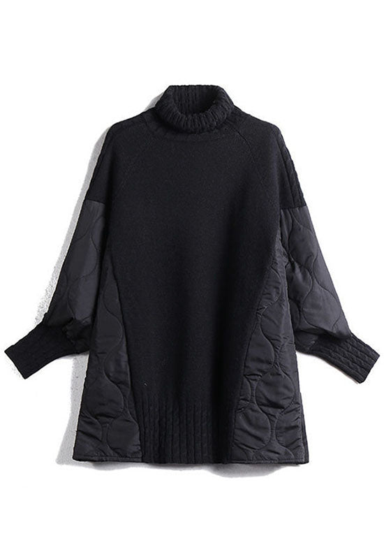 Modern damtröja i patchwork-design med turtleneck. Varm, trendig & lös passform för höst & vinter.