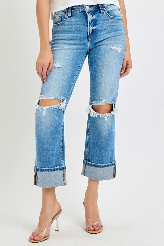 Bekväma raka damjeans med mellanhög midja och trendig uppvikt fåll som framhäver stilen.