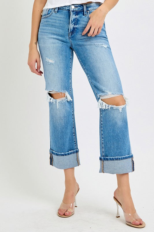 Stilrena damjeans med rak passform i klassisk denimfärg, mellanhög midja och uppvikt fåll.