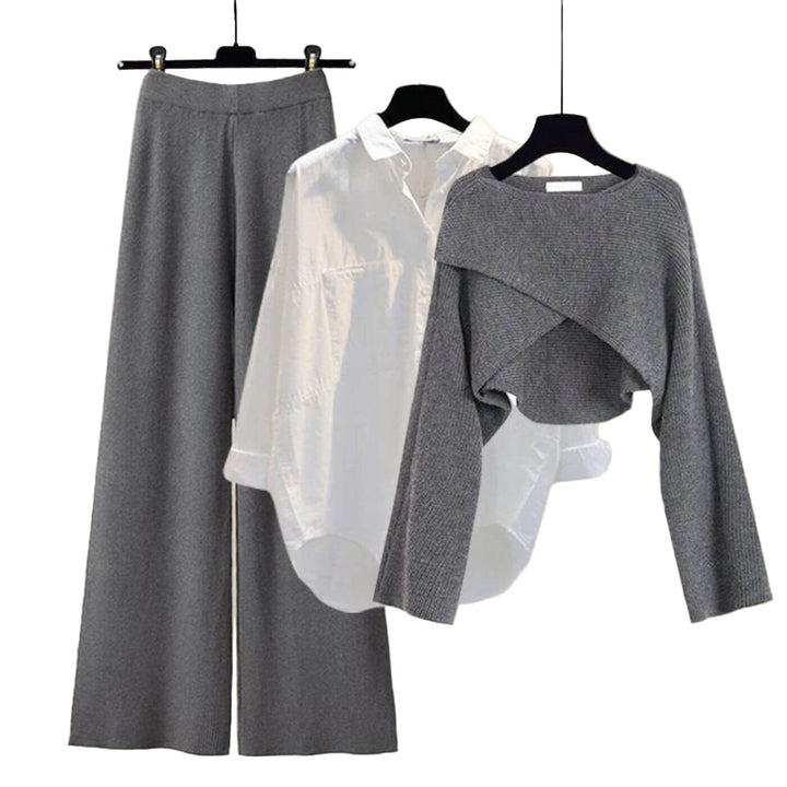 Damers tredelade tröjset i elegant design. Komplett set med tröja, topp och byxor för stilren look.