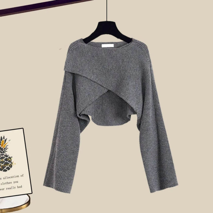 Bekvämt damtröjset, tredelat med modern stil. Mjuk stickning för avslappnad men elegant vardagsmode.