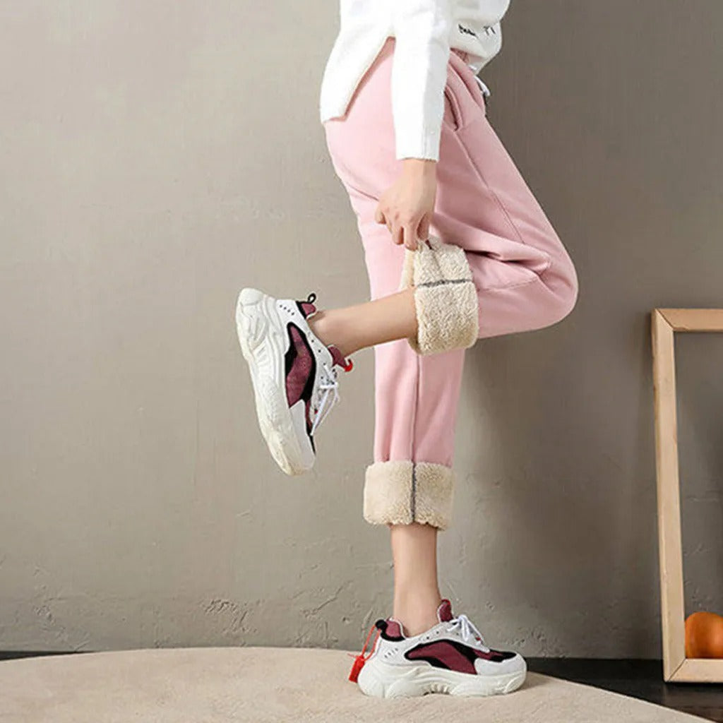 Damjoggers liggandes platt, visar hela plagget och dess bekväma, avslappnade design