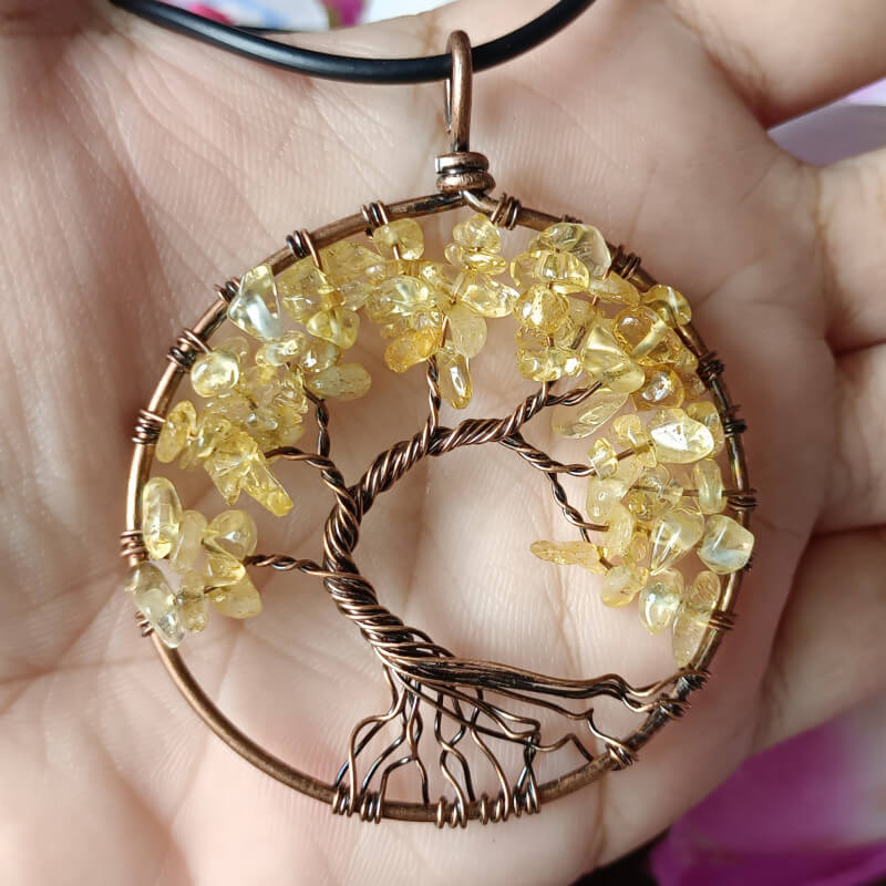 Modernt damhalsband 'Livets Träd' med naturstenar, perfekt för smyckesälskare.