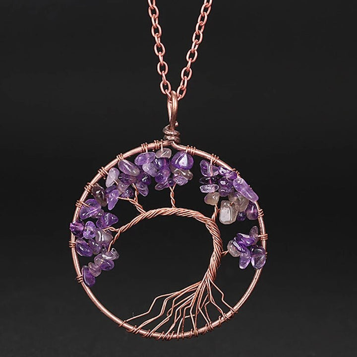 Elegant damhalsband med 'Livets Träd' och glittrande naturstenar, perfekt present.