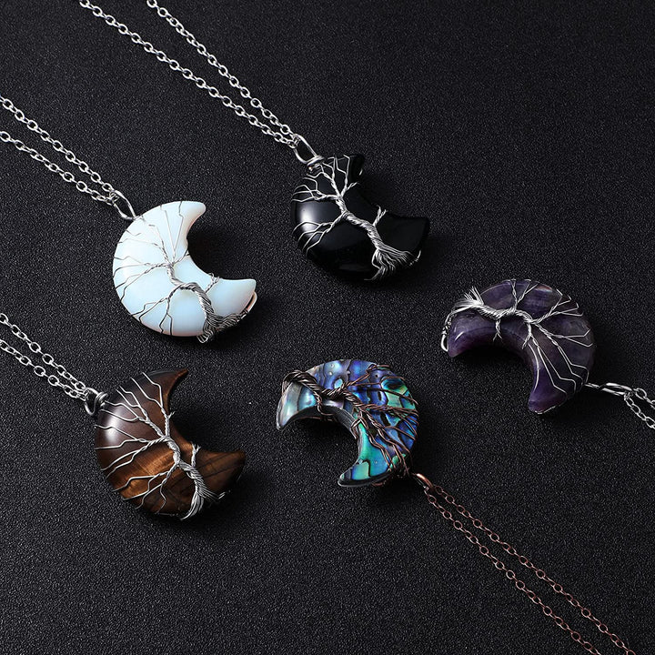 Charmigt damhalsband med Livets träd, halvmåne samt små, polerade naturstenar, symboliskgåva.