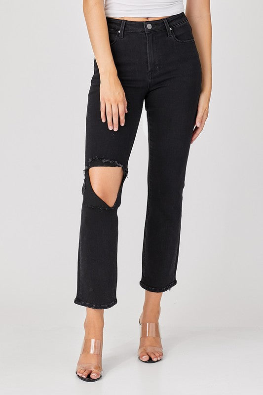 Närbild på svarta damjeans med sliten denim och avslappnad passform, visar bekväm textur.